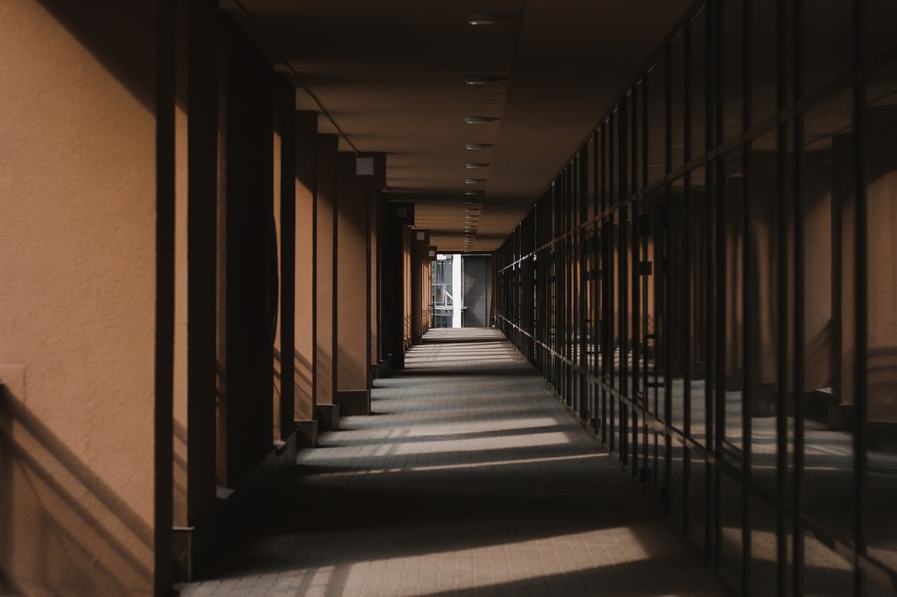 Comment aménager un couloir étroit sans avoir l'impression de perdre de l'espace ?