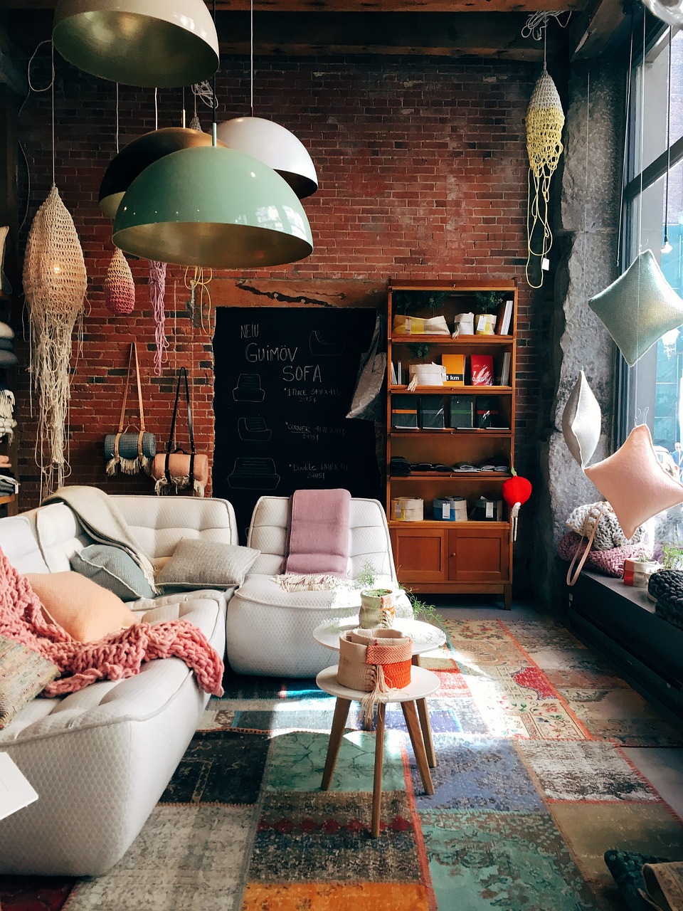 Comment créer une décoration de salon cocooning en utilisant les couleurs gris et rose pour une ambiance douce et relaxante ?
